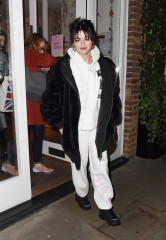 Selena Gomez - Mango Covent Garden in London 12/11/2019 фото №1237368