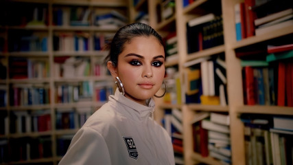Selena Gomez - Puma 'Embroidery Runner' Fall/Winter 2019 фото №1238474