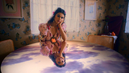 Selena Gomez - Music Video 'De Una Vez' (2021) фото №1287421