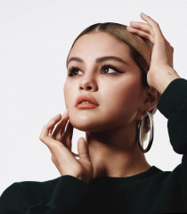 Selena Gomez - Rare Beauty 'Perfect Strokes Universal Volumizing Mascara' (2021) фото №1306779