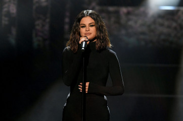 Selena Gomez - American Music Awards in Los Angeles 11/24/2019 фото №1234556