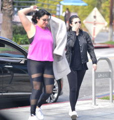 Selena Gomez - Arriving at Starbucks in Los Angeles 01/29/2019 фото №1138601