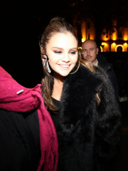 Selena Gomez out in Paris фото №1381661