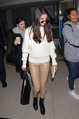 Selena Gomez – Arriving at LAX Airport in Los Angeles фото №926207
