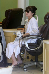Selma Blair in White Dress at nail salon in Studio City фото №951030