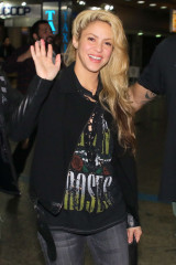   Shakira arrives at Sao Paulo Airport фото №927805