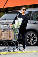 Shay Mitchell – Groceries Shopping in Los Angeles 03/16/2020 фото №1251285