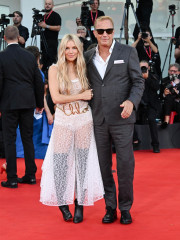 Sienna Miller – at 81st Venice Film Festival Closing Ceremony фото №1402520