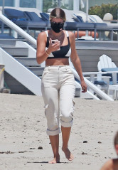 Sofia Richie Outfit – Beach in Malibu 07/04/2020 фото №1263000