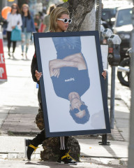Sofia Richie – Holds Framed Photograph of Lou Reed фото №958801