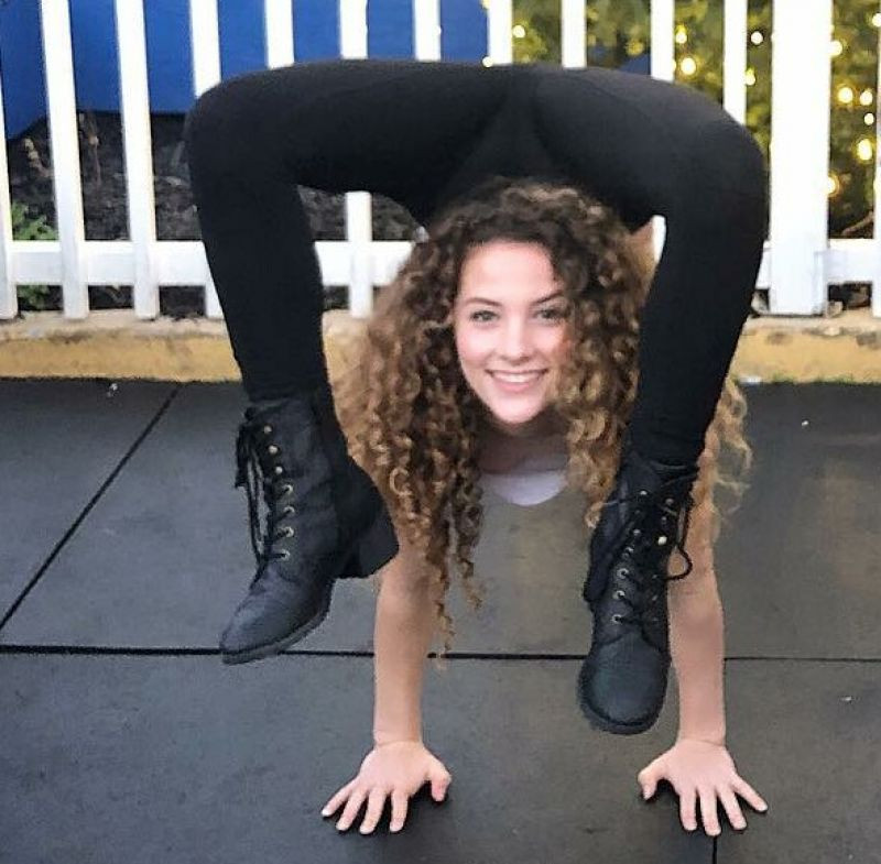 Софи Досси (Sofie Dossi)