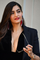 Sonam Kapoor – Giorgio Armani Show at Milan Fashion Week фото №1103968