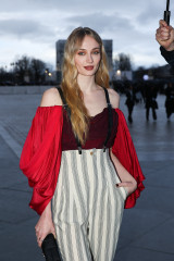 Sophie Turner - LV Womenswear F/W show Paris Fashion Week, March 5, 2024 фото №1390456