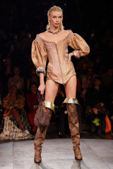 Vivienne Westwood Spring/Summer 2023 Fashion Show in Paris фото №1352334
