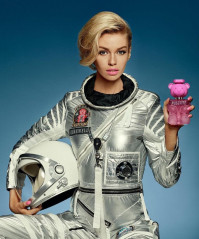 Stella Maxwell by Jeremy Scott for Moschino 'Toy 2 Bubble Gum' 2021 фото №1291520