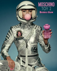 Stella Maxwell by Jeremy Scott for Moschino 'Toy 2 Bubble Gum' 2021 фото №1291519