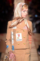 Stella Maxwell at Milan Fashion Week – Moschino Show  фото №943453