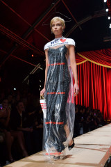 Stella Maxwell at Milan Fashion Week – Moschino Show  фото №943452