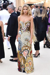 Stella Maxwell – MET Gala 2018 фото №1068637