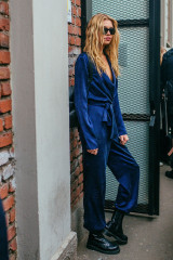 Stella Maxwell Street Style – Milan Fashion Week фото №943450
