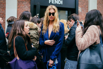 Stella Maxwell Street Style – Milan Fashion Week фото №943451
