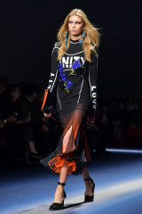 Stella Maxwell Walks the Runway During Milan Fashion Week – Versace Show  фото №943457
