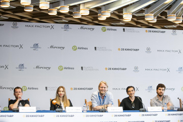 Светлана Устинова и Илья Стюарт - на пресс-конференции в рамках Кинотавра в Сочи фото №1037144