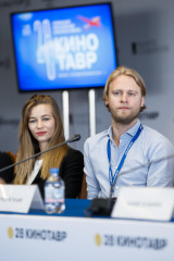 Светлана Устинова и Илья Стюарт - на пресс-конференции в рамках Кинотавра в Сочи фото №1037145