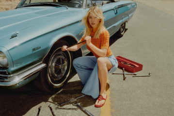 Sydney Sweeney by Charlotte Wales for Tory Burch Summer 2022 Campaign фото №1343258