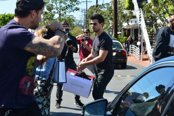 Taylor Lautner at Fred Segal in Hollywood фото №950316