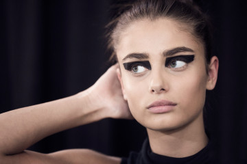 Taylor Hill - Alexandre Vauthier fashion show фото №975828