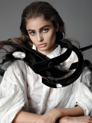Taylor Hill - photoshoot for Vogue Mexico by Terry Tsiliolis фото №972573