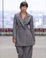 Taylor Hill at Carolina Herrera Fall 25 Collection фото №1412208