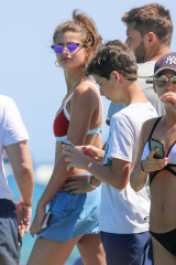 Taylor Hill and boyfriend on the beach 2017 in Saint Tropez  фото №986485