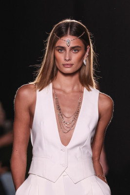 Taylor Hill - Kate Moss High Jewelry Runway Show in Paris 10/03/2021 фото №1313925