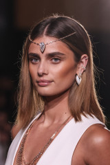 Taylor Hill - Kate Moss High Jewelry Runway Show in Paris 10/03/2021 фото №1313930