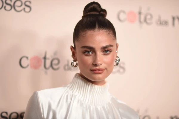 Taylor Hill - Cote des Roses Event in Los Angeles 04/29/2022 фото №1342124