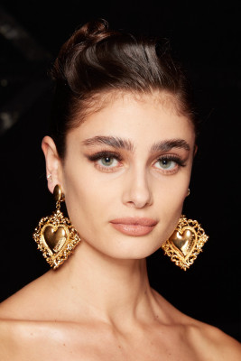 Taylor Hill - 2022 Moschino Fashion Show (Backstage) in Milan 02/25/2022 фото №1341810
