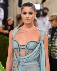 Taylor Hill - MET Gala 2021: In America. A Lexicon Of Fashion 09/13/2021 фото №1311011