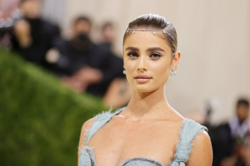 Taylor Hill - MET Gala 2021: In America. A Lexicon Of Fashion 09/13/2021 фото №1311010