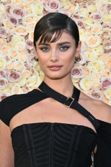 Taylor Hill – Golden Globe Awards 2024 фото №1384600