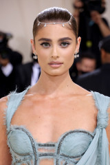 Taylor Hill - MET Gala 2021: In America. A Lexicon Of Fashion 09/13/2021 фото №1311006