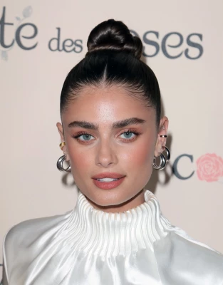 Taylor Hill - Cote des Roses Event in Los Angeles 04/29/2022 фото №1342120