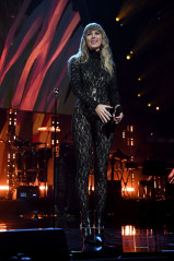 Taylor Swift - Rock & Roll Hall Of Fame Induction Ceremony 10/30/2021 фото №1319386