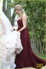 Taylor Swift at Abigails wedding in Marthas Vineyard, Massachusetts 09/02/2017 фото №992444