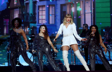 Taylor Swift - Capital's Jingle Bell Ball in London 12/08/2019 фото №1237088