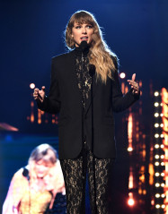 Taylor Swift - Rock & Roll Hall Of Fame Induction Ceremony 10/30/2021 фото №1319384