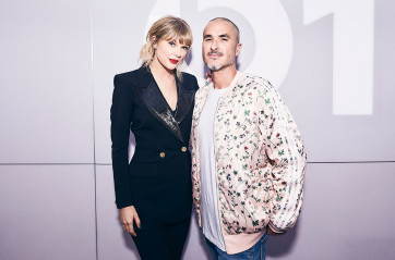 Taylor Swift -  Apple Music Beats 1's New Music Daily 10/30/2019 фото №1231272