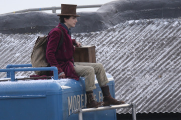 Timothée Chalamet - Wonka (2023) On Set in Lyme Regis, UK 10/12/2021 фото №1315519