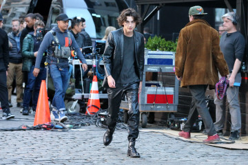 Timothée Chalamet - Chanel 'Bleu de Chanel' On Set in New York 04/19/2023 фото №1376866